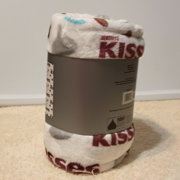 NWT ~ Officially Licensed Hershey’s Kisses Plush White Throw Blanket, 50” X 60” - Picture 4 of 11